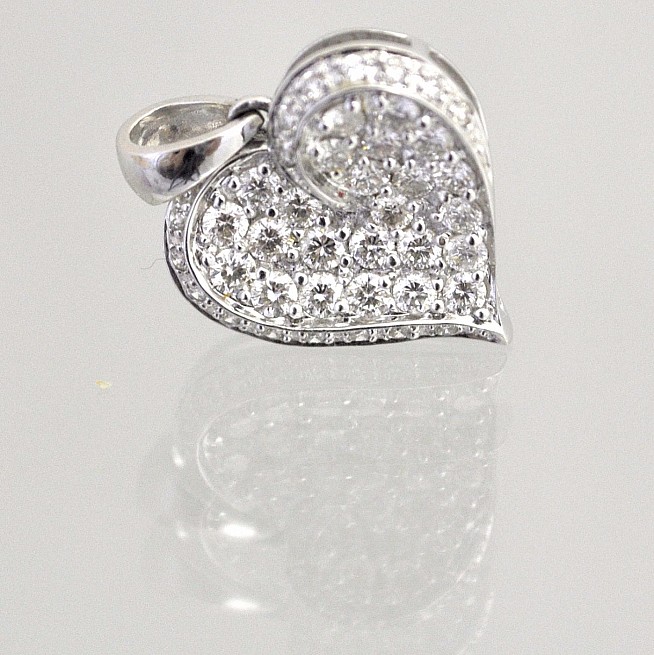 Diamond pendant Heart